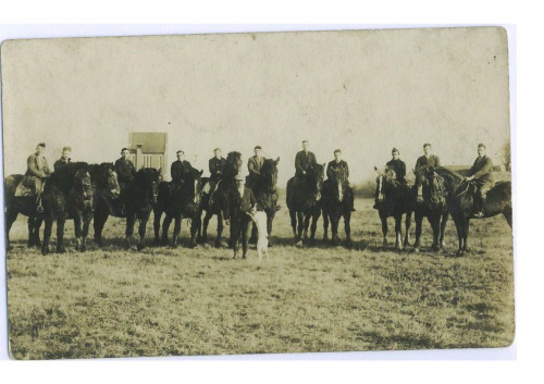 Groepsfoto L.R. Taxandria Diessen jaren dertig gemaakt bij café van Piet Reijen aan de loswal. Van links naar rechts: Kees Janssen Kzn, ….Wensinck?, Janus Verhoeven, Jan van Gils, Janus van Dorst, Toon Reijrink Jan van Nunen, Nard van Hamond, Willeke Timmermans, Jan Reijrink. En commandant sjef Verhoeven.