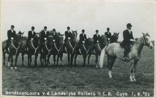 Voorste ruiter is Sjef de Kroon. Verder van links naar rechts, voor zover bekent: Toon Verhoeven ( hoekje), Pietje van Oisterwijk,(….?), (…..?), Toon Reijrink JZoon, (…..?), Piet Kroot….??, Toon van Korven.