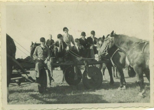 De 2de  foto is een afbeelding van  hoe men vroeger op pad ging als er een concours was. Van links naar rechts Sjef Timmermans, (2.Ad Reijrink JZ), (3.……?),(4.……?),  5.Toon Reijrink JZ,  6.Femmie van den Hout-……,  (7.……..?)